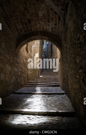 Schmale Straße im jüdischen Viertel von Girona, Katalonien, Spanien Stockfoto