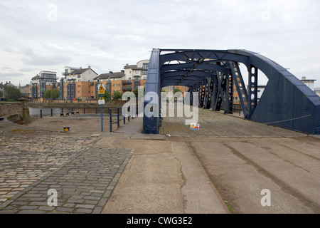 alte Victoria Swing Eisenbahnbrücke zu Rennies Isle in Leith Docks shore-Edinburgh, Schottland, England, Vereinigtes Königreich Stockfoto