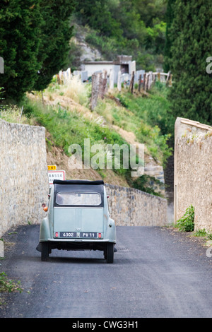 Oldtimer Citroen in Lagrasse Dorf im Languedoc, Frankreich. Das Dorf liegt in der "Schönsten Dörfer Frankreichs" Verband. Stockfoto