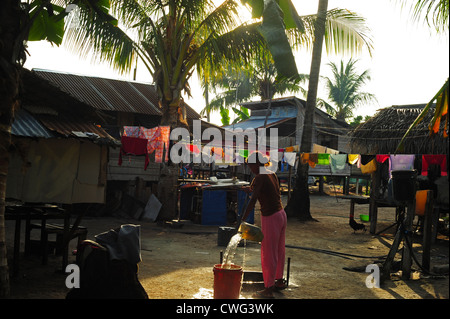 Malaysia, Borneo, Semporna, Mabul, trocknen die bunte Wäsche innerhalb des Dorfes Stockfoto