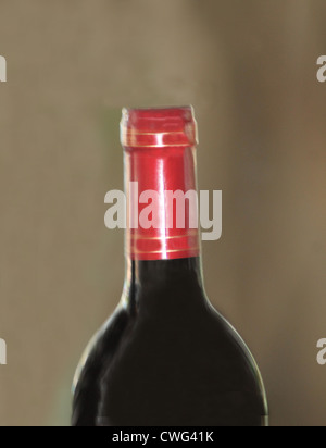 Eine Flasche Rotwein mit dunklen Hintergrund und Kopie Raum. Stockfoto