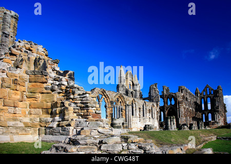 Sommer Blick auf die Ruinen von Whitby Abbey Priory, Whitby Stadt, North Yorkshire County, England, UK Stockfoto