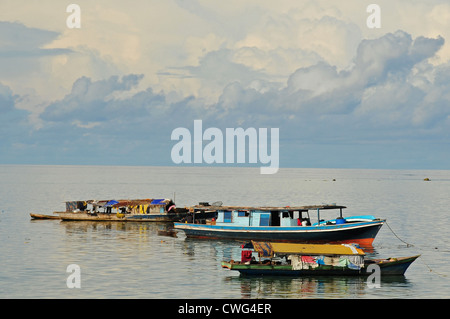 Malaysia, Borneo, Semporna, Mabul, Dayak Lau (Seezigeuner) Leben auf Booten und hölzerne Häuser auf Stelzen Stockfoto