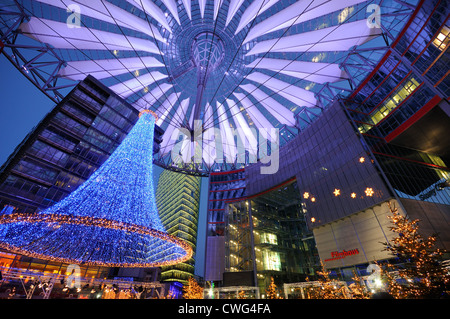 Weihnachten im Sony Center. Weihnachtsmarkt mit Lichterketten, Sony Center, Potsdamer Platz, Berlin, Deutschland, Europa Stockfoto