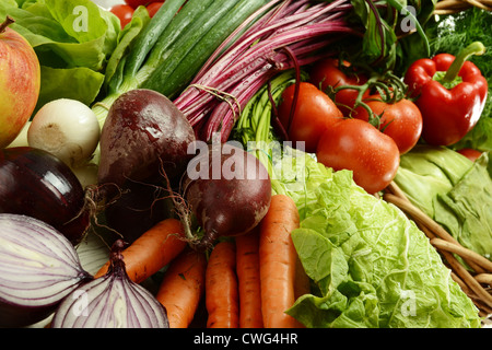 Komposition mit rohem Gemüse und Weidenkorb Stockfoto