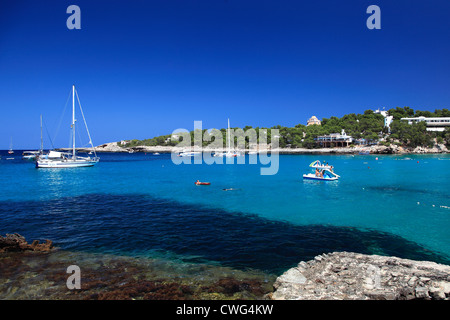 Ausflugsboote in die abgelegene Bucht in Portinatx Resort Insel Ibiza, Balearen, Spanien, Europa Stockfoto