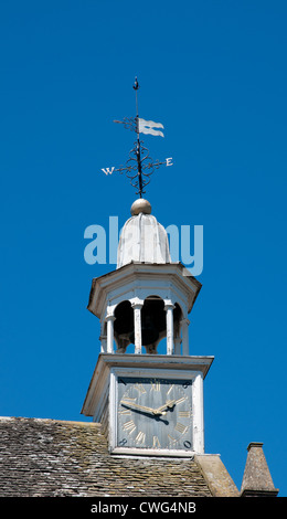 Uhr und Wetterfahne auf Grad II aufgeführten alten Rathaus Chipping Campden Cotswolds Gloucestershire, England Stockfoto