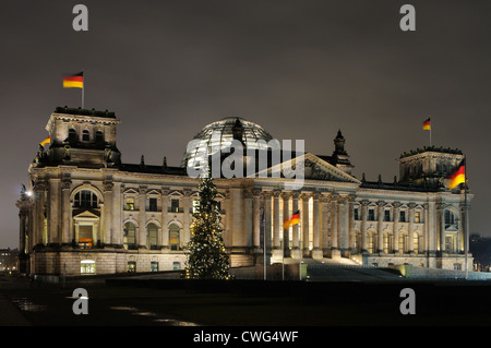 Reichstag Parlament Gebäude in der Weihnachtszeit mit Weihnachtsbaum und deutsche Flagge, Berlin, Deutschland, Europa Stockfoto