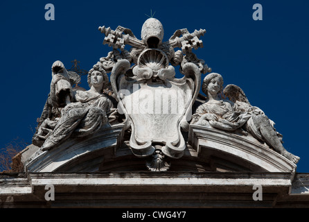 Skulptur über dem Eingang zum Santi Luc e Martina Kirche, Rom, Italien. Stockfoto