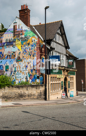 Die alte Silk Mühle Public House mit Wandgemälde erzählt die Geschichte der Seide Trades Lock-Out of 1833 Stockfoto