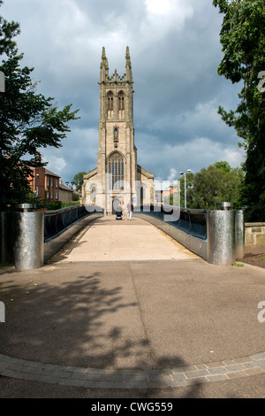 Str. Marys Kirche Derby ein Fußgänger und Rollstuhlfahrer überqueren Sie die Brücke von der Kathedrale entfernt Stockfoto