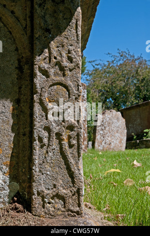 Nahaufnahme des plastischen geschnitzten Designs auf alten Grabstein in der St. James Church Yard Chipping Campden Cotswolds England Stockfoto