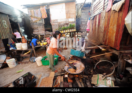 Malaysia, Borneo, Semporna, Mabul, Seezigeuner (Dayak Lau) Mutter Zubereitung zu Hause Stockfoto