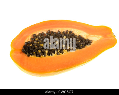 Frische reife Saftig tropischer Papaya Halbieren mit schwarzen Samen, vor einem weißen Hintergrund isoliert, mit Freistellungspfaden und keine Leute Stockfoto