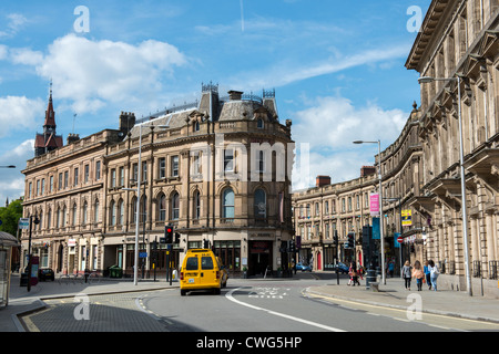 Ein gelbes Taxi Cab warten an roten Ampel an der Kreuzung Victoria Street und The Wardwick und The Strand Derby Stadtzentrum Stockfoto