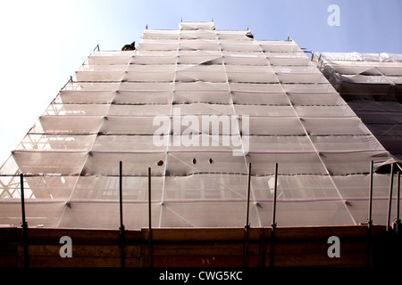 Gerüste mit Sicherheitsnetz auf Gebäude renoviert Stockfoto