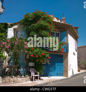 Bunte Dorfhaus mit Blumen in Sablet in der Rhône-Tal, Provence, Südfrankreich Stockfoto