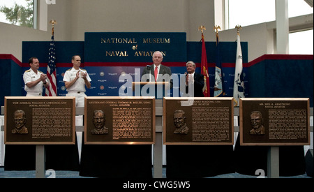 Der ehemalige Astronaut Neil Armstrong gibt eine Dankesrede nach in die Naval Aviation Hall der Ehre im National Naval Aviation Museum in Pensacola, Fla. Die Naval Aviation Hall der Ehre eingesetzt werden wurde 1979 gegründet Personen, die sich besondere Verdienste um die Naval Aviation gemacht haben, zu erkennen. Armstrong war mit pensionierten Vice Adm eingesetzt. William S. Lawrence, pensionierter Marine Corps Generalleutnant Thomas H. Miller und pensionierter Navy Kapitän Richard S. Bordone. Stockfoto