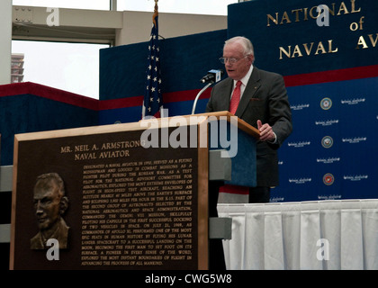 Der ehemalige Astronaut Neil Armstrong gibt eine Dankesrede nach in die Naval Aviation Hall der Ehre im National Naval Aviation Museum in Pensacola, Fla. Die Naval Aviation Hall der Ehre eingesetzt werden wurde 1979 gegründet Personen, die sich besondere Verdienste um die Naval Aviation gemacht haben, zu erkennen. Armstrong war mit pensionierten Vice Adm eingesetzt. William S. Lawrence, pensionierter Marine Corps Generalleutnant Thomas H. Miller und pensionierter Navy Kapitän Richard S. Bordone. Stockfoto