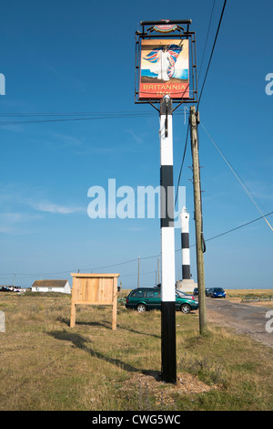 Melden Sie sich für die Britannia Inn Public House, mit dem Leuchtturm im Hintergrund, Dungeness, Kent, UK. Stockfoto