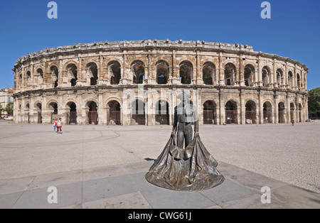 Bronzestatue des Matador Bull Fighter Nimeno II vor römischen Amphitheater oder Arena Nimes Frankreich aus über 100AD Stockfoto