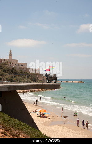 Strandleben auf einem breiten, sandigen Tel Avivs erstreckt sich der Mittelmeerküste, nahe dem Zentrum von Tel Aviv, Israel. Stockfoto