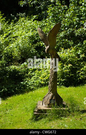 Geschnitzte Vogel Skulptur, Painswick Rokoko-Garten, Gloucestershire, England, Vereinigtes Königreich Stockfoto