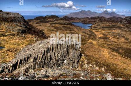 eine Landschaft der Insel Eigg entnommen der Sgurr mit Blick auf ganz Eigg zur Isle of Rum im Hintergrund Stockfoto