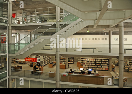 Innen-Carrée d ' Art Media-Bibliothek und Museum für zeitgenössische Kunst, entworfen von Briten Architekt Norman Foster in Nimes, Frankreich Stockfoto