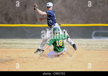 Baseball Middle infielder Baumstümpfe ein Wurf und macht das Streichen mit dem Tag bei einem High School Spiel. USA. Stockfoto