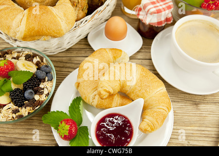 traditionelles französisches Frühstück morgens auf hölzernen Hintergrund Stockfoto