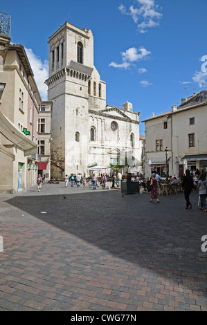 Platzieren Sie de l ' Horloge Nimes France mit Uhrturm Tour de l ' Horloge Nimes Frankreich mit Menschen einkaufen und blauer Himmel Stockfoto