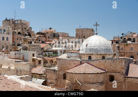 Ein Blick über die Dächer in der Jerusalemer Altstadt mit einem der vielen Antiche Kirchen auf der rechten Seite, Jerusalem, Israel. Stockfoto