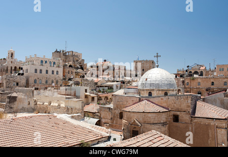 Ein Blick über die Dächer in der Jerusalemer Altstadt mit einem der vielen Antiche Kirchen auf der rechten Seite, Jerusalem, Israel. Stockfoto