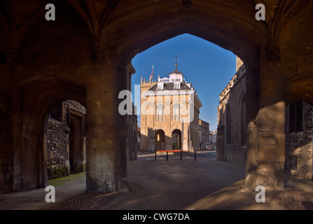 Der County Hall, Abingdon-on-Thames, durch die Bögen der Gateway zu Abingdon Abtei gründen. Stockfoto