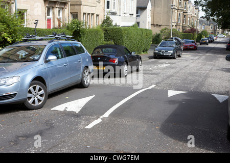 Geschwindigkeitsbegrenzungen in einer beruhigten Bereich in einem Wohngebiet von Edinburgh, Schottland, England, Vereinigtes Königreich Stockfoto