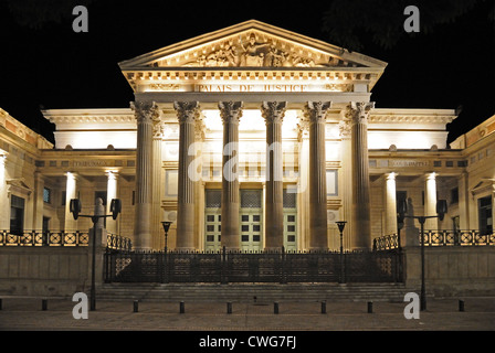 Palais de Justice Gericht oder Gerichtsgebäude nachts mit Flutlicht in Nimes, Frankreich Stockfoto