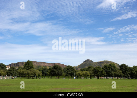 die Wiesen öffentlicher Park im Zentrum von Edinburgh auf der Suche nach Salisbury Crags und Arthurs Seat, Schottland, uk, Stockfoto