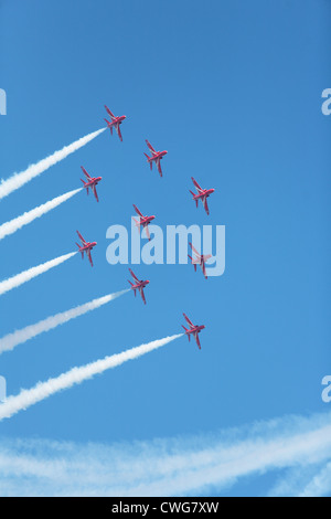 Die Royal Air Force Red Arrows Luftaufnahmen zeigen Team in Aktion bei Lowestoft, Suffolk, England, im Juli 2008 Stockfoto