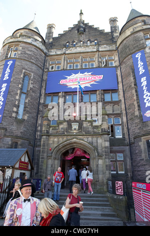 Teviot Reihenhaus Studenten Union für die University of Edinburgh die vergoldeten Ballon während des Fringe-Festivals wird Stockfoto