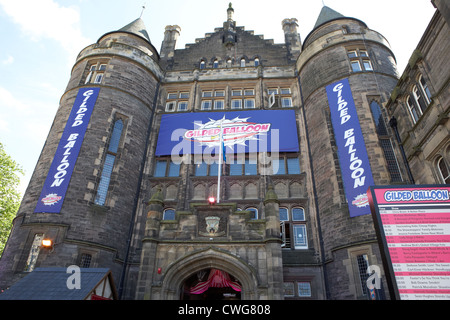 Teviot Reihenhaus Studenten Union für die University of Edinburgh die vergoldeten Ballon während des Fringe-Festivals wird Stockfoto