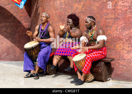 Afrikanischen Musikern in der afrikanischen Dorf am Longleat Safari Park, Wiltshire, Großbritannien. 23. August 2012. Stockfoto