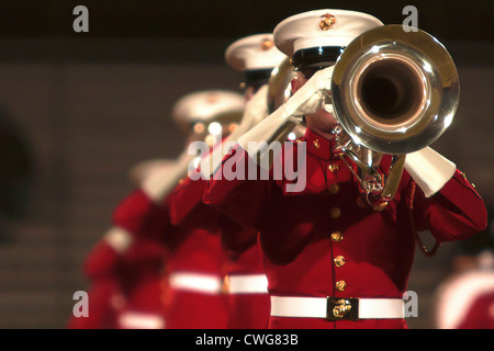 US Marine Drum und Bugle Corps Marines durchzuführen während einer Schlacht Farbe Ablösung Zeremonie an Kofa High School, Yuma, AZ 1. März 2012. Stockfoto