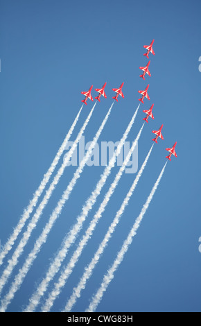 Die Royal Air Force Red Arrows Luftaufnahmen zeigen Team in Aktion bei Lowestoft, Suffolk, England, im Juli 2008 Stockfoto