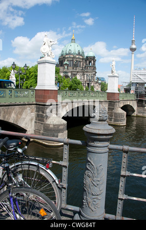 Fahrräder parken an der Spree mit Blick auf den Berliner Dom in Berlin, Deutschland. Stockfoto