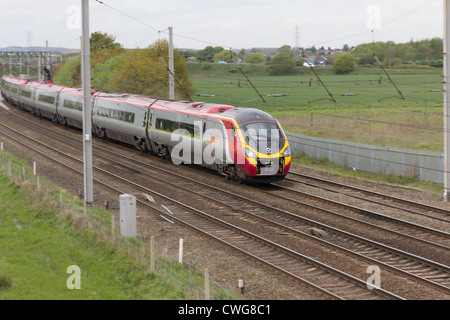 Jungfrau-Züge Pendolino Einheit in Richtung Süden auf der West Coast Main Line nördlich von Warrington. Stockfoto