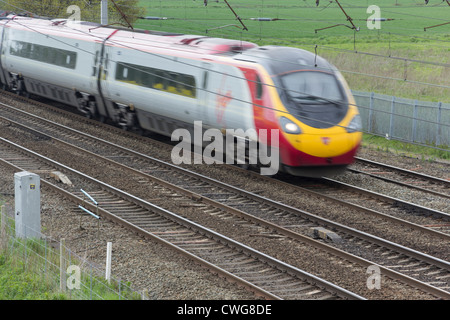 Jungfrau-Züge Pendolino Einheit in Richtung Süden auf der West Coast Main Line nördlich von Warrington. Stockfoto