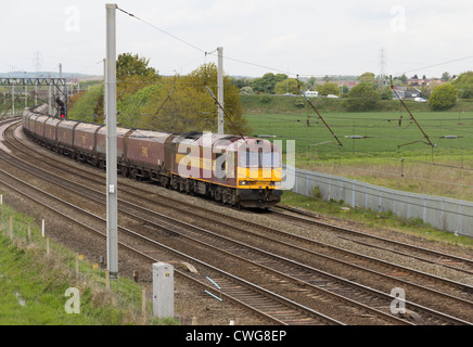EWS-Klasse 60 dieselelektrische Lokomotive schleppen in Richtung Süden ein Zug von HYA Wagen im EWS Livree mit Kohle beladen. Stockfoto