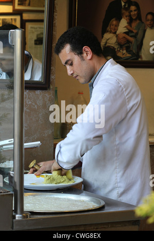 Ein junger Mann bereitet frische Falafel Kugeln an der berühmten Al-Quds Falafel Restaurant in der Regenbogenstraße in Amman, Jordanien. Stockfoto