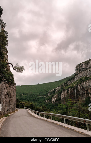 Straße zum Wasserfall von der Quelle des Flusses Ason in der Soba Tal, Kantabrien, Spanien, Europa Stockfoto